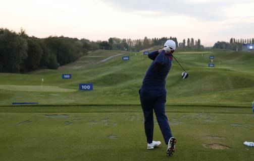 Spanish golfer Jon Rahm warms up before his first shot by the 1st hole during the Ryder Cup 2018 at The Golf National in Guyancourt, near Paris, France, 28 September 2018. The Ryder Cup 2018 runs from 25 to 30 September. Ryder Cup 2018 !ACHTUNG: NUR REDAKTIONELLE NUTZUNG!  Copyright: xLUISxTEJIDOx GRAF4602 20180928-636737244565127049