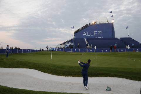 Northern Irish golfer Rory McIlroy warms up before his first shot by the 1st hole during the Ryder Cup 2018 at The Golf National in Guyancourt, near Paris, France, 28 September 2018. The Ryder Cup 2018 runs from 25 to 30 September. Ryder Cup 2018 !ACHTUNG: NUR REDAKTIONELLE NUTZUNG!  Copyright: xLUISxTEJIDOx GRAF4603 20180928-636737244575439561