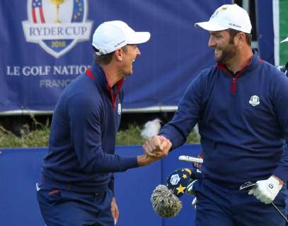 Justin Rose (L) congratulates Jon Rahm after his opening shot on the first tee at the start of the Ryder Cup at Le Golf National in Guyancourt near Paris on September 28, 2018. Team USA will compete against Team Europe in the three-day tournament.  PAR20180928084 DAVIDxSILPA