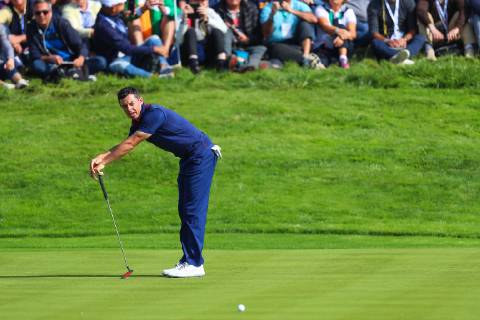 2018 Ryder Cup Day 1, Albatros Course, Le Golf National, Saint-Quentin-en-Yvelines, Paris 28 9 2018 Rory McIlroy dejected after missing a putt to lose his match on 16th hole Rory McIlroy dejected after missing a putt to lose his match on 16th hole 28 9 2018 Copyright: x©INPHO OisinxKeniryx OSH_9223