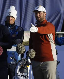 Spanish golfer Jon Rahm (R) chats with his caddy during the fourball competition on the second day of the Ryder Cup 2018 at The Golf National in Guyancourt, near Paris, France, 29 September 2018. The Ryder Cup 2018 runs from 25 to 30 September. Ryder Cup 2018 !ACHTUNG: NUR REDAKTIONELLE NUTZUNG!  Copyright: xLUISxTEJIDOx GRAF5585 20180929-636738144369698998