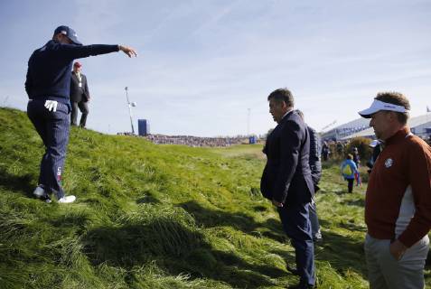 US golfer Justin Thomas (L) drops a ball before Spanish golf referee Jose Maria Zamora (2R) during the fourball competition on the second day of the Ryder Cup 2018 at The Golf National in Guyancourt, near Paris, France, 29 September 2018. The Ryder Cup 2018 runs from 25 to 30 September. Ryder Cup 2018 !ACHTUNG: NUR REDAKTIONELLE NUTZUNG!  Copyright: xLUISxTEJIDOx GRAF5897 20180929-636738351695020662