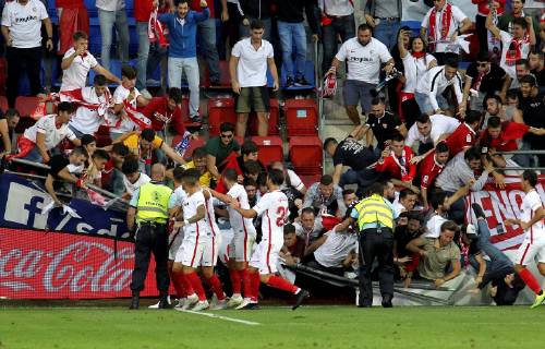 Sport Themen der Woche KW39 Sport Bilder des Tages Sport Bilder des Tages A part of the stands fall down during the celebration of a Sevilla CF s goal against SD Eibar with during their Spanish Liga Primera Division soccer match played at Ipurua stadium in Eibar, northern Spain, 29 September 2018. SD Eibar vs Sevilla CF !ACHTUNG: NUR REDAKTIONELLE NUTZUNG!  Copyright: xGORKAxESTRADAx GRAF6158 20180929-636738517208781374