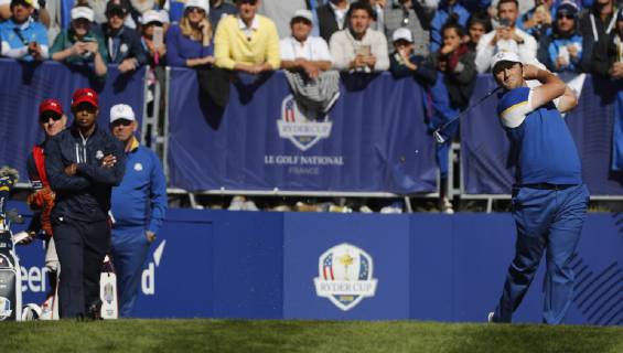 Spanish golfer Jon Rahn (R) shoots at tee 1 as US Tiger Woods (L) looks on during the final day of the Ryder Cup 2018 at The Golf National in Guyancourt, near Paris, France, 30 September 2018. Ryder Cup 2018 - Europe vs USA !ACHTUNG: NUR REDAKTIONELLE NUTZUNG!  Copyright: xLUISxTEJIDOx GRAF6703 20180930-636739162015191962