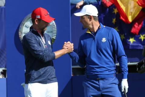 Webb Simpson (L) shakes hands with Justin Rose before the start of the final day of competition of the Ryder Cup at Le Golf National in Guyancourt near Paris on September 30, 2018. Team Europe leads Team USA 10-6 heading into the final day of competition.  PAR20180930017 DAVIDxSILPA
