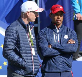 Team USA Captain Jim Furyk (L) and Tiger Woods chat before the start of the final day of competition of the Ryder Cup at Le Golf National in Guyancourt near Paris on September 30, 2018. Team Europe leads Team USA 10-6 heading into the final day of competition.  PAR20180930020 DAVIDxSILPA