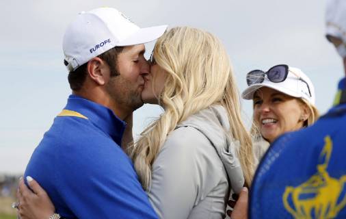 Jon Rahm (L) of Spain celebrates with his girlfriend Kelley Cahill (C) after Europe Team win on the final day of the Ryder Cup 2018 at The Golf National in Guyancourt, near Paris, France, 30 September 2018. Ryder Cup 2018 - Europe vs USA !ACHTUNG: NUR REDAKTIONELLE NUTZUNG!  Copyright: xLuisxTejidox GRAF6871 20180930-636739287806275822