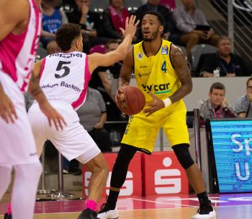 Bonn Germany 03 10 2018 Basketball Bundesliga BBL 2 Gameday Telekom Baskets Bonn vs Basketball Loewen Braunschweig Jarelle Reischel Bonn and Brayon Blake Braunschweig in a duel