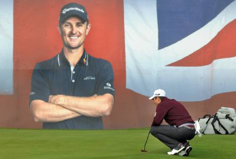 Sport Bilder des Tages Golf - 2018 Sky Sports British Masters - Thursday, First Round Justin Rose of Great Britain, on the 18th with the backdrop of himself on the poster at Walton Heath Golf Club. COLORSPORT ANDREW COWIE 