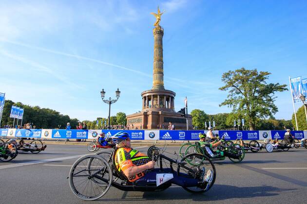 BMW Berlin Marathon 2018 Handbik after the start at the Victory Column