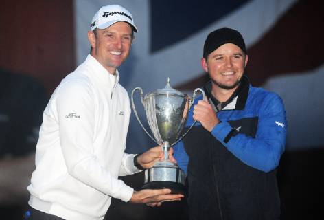 Sport Themen der Woche KW41 Sport Themen des Tages Golf - 2018 Sky Sports British Masters - Sunday, Fourth Round Previous winner, Justin Rose hands over the trophy to Eddie Pepperell of England, at Walton Heath Golf Club. COLORSPORT ANDREW COWIE 
