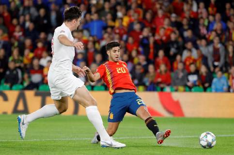 Spanish midfielder Marco Asensio (R) vies for the ball with England s defender Harry Maguire during the UEFA League of Nations groups phase match between the national teams of Spain and England, at the Benito Villamarin stadium, in Seville, Andalusia, Spain, 15 October 2018. Spain vs. England !ACHTUNG: NUR REDAKTIONELLE NUTZUNG!  Copyright: xJulioxMunozx SEV01 20181015-636752350594651627