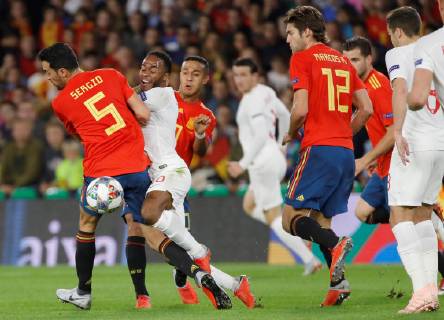Spanish Thiago Alcantara (R) and Sergio Busquets (L) vie for the ball with England s Raheem Sterling during the UEFA League of Nations groups phase match between the national teams of Spain and England, at the Benito Villamarin stadium, in Seville, Andalusia, Spain, 15 October 2018. Spain vs. England !ACHTUNG: NUR REDAKTIONELLE NUTZUNG!  Copyright: xJulioxMunozx SEV02 20181015-636752351216137390