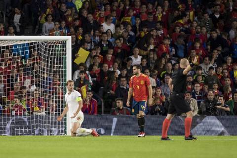 October 15, 2018 - Seville, Spain - HARRY KANE of England (L ) laments after receiving a foul during the UEFA Nations League Group A4 soccer match between Spain and England at the Benito Villamarin Stadium Soccer 2018 - Spain vs England - ZUMAa142 20181015_zap_a142_002 Copyright: xDanielxGonzalezxAcunax