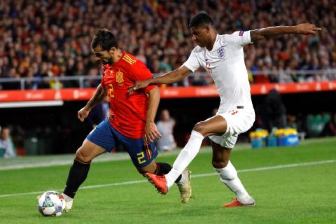 England s Marcus Rashford (R) vies for the ball with Spain s Jonny during the UEFA League of Nations groups phase match between the national teams of Spain and England, at the Benito Villamarin stadium, in Seville, Andalusia, Spain, 15 October 2018. Spain vs. England !ACHTUNG: NUR REDAKTIONELLE NUTZUNG!  Copyright: xJulioxMunozx SEV11 20181015-636752373725539115