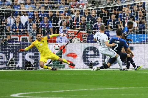 Goalkeeper Hugo Lloris France France parried the shot by Matthias Ginter Germany Germany 16 10 2018 France vs Germany 4 Matchday UEFA Nations League Stade de France DISCLAIMER DFB regulations prohibit any use of images as image sequences and or quasi video