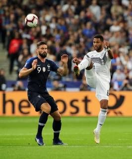 Olivier Giroud Serge Gnabry Action Game scene Tackle Sport Football Football UEFA Nations League International Team National Team DFB Men Season 2018 2019 16 10 2018 France FRA VS Germany GER DFL regulations prohibit any use of images as image sequences and or quasi video