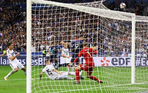 Olivier Giroud France France award the chance against goalkeeper Manuel Neuer Germany Germany 16 10 2018 France vs Germany 4 Matchday UEFA Nations League Stade de France DISCLAIMER DFB regulations prohibit any use of images as image sequences and or quasi video
