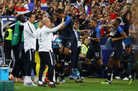 celebrate the goal Goalscoring 1 1 Compensate for Raphael Varane France France Kylian Mbappe France France 16 10 2018 France vs Germany 4 Matchday UEFA Nations League Stade de France DISCLAIMER DFB regulations prohibit any use of images as image sequences or quasi video