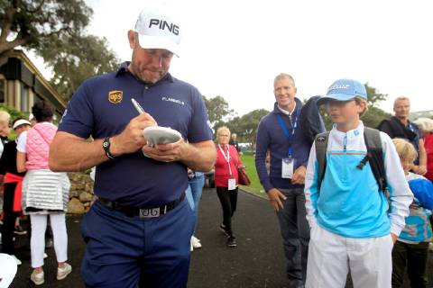 English Lee Westwood signs autographs during the Andalucia Valderrama Master at Valderrama golf course in San Roque, Cadiz, southern Spain, 21 October 2018. The Andalucia Valderrama Master will run from 18 October until 21 October. Andalucia Valderrama Masters golf tournament !ACHTUNG: NUR REDAKTIONELLE NUTZUNG!  Copyright: xA.xCarrascoxRagelx GRAF1663 20181021-636757335776332630