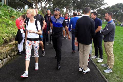 Spanish Alvaro Quiros (C) leaves the course during a break because of the rain during the Andalucia Valderrama Master at Valderrama golf course in San Roque, Cadiz, southern Spain, 21 October 2018. The Andalucia Valderrama Master will run from 18 October until 21 October. Andalucia Valderrama Masters golf tournament !ACHTUNG: NUR REDAKTIONELLE NUTZUNG!  Copyright: xA.xCarrascoxRagelx GRAF1675 20181021-636757337055351536