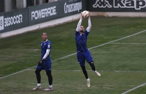 Entrenamiento del Betis. En la imagen, Pau López y Joel Robles. Betis training session. In this picture, Pau López and Joel Robles.