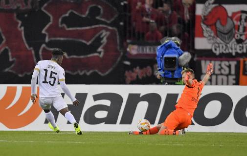 25 10 2018 Football UEFA Europa League 2018 2019 Group stage 3 Gameday FC Zurich Bayer Leverkusen at Letzigrund Stadion Zurich Goalkeeper Lukas Hradecky re Leverkusen saves a shot on goal by Stephen Odey li Zurich DFL and DFB regulations prohibit any use of images as image sequences and or almost video