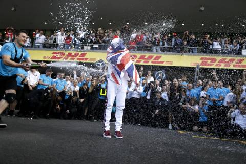 Sport Themen der Woche KW43 Motorsports: FIA Formula One World Championship WM Weltmeisterschaft 2018, Grand Prix of Mexico, 44 Lewis Hamilton (GBR, Mercedes AMG Petronas Motorsport) celebrates winning the F1 World Drivers Championship 2018 Mexico-City Mexico