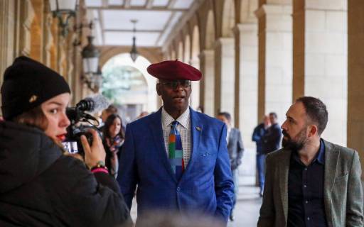 Leichtathletik, Bob Beamon wird in Spanien geehrt US former athlete Bob Beamon, known for his world record in the long jump at Mexico City Olympics in 1968, poses wearing a traditional txapela cap during a tribute in his honor at the San Sebastian International Athletics Film Festival (FICA), in San Sebastian, northern Spain, 08 November 2018. The FICA will take place from 6 to 10 November. Tribute to Bob Beamon !ACHTUNG: NUR REDAKTIONELLE NUTZUNG!  Copyright: xJavierxEtxezarretax GRAF4009 20181108-636772793943956986