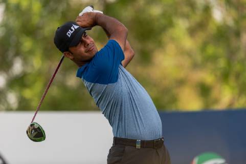 Shubhankar Sharma of India tees off at the second hole in round 2 during the DP World Tour Championship at Jumeirah Golf Estates, Dubai, UAE on 16 November 2018. Copyright: xGrantxWinterx 21950075