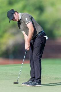 Eddie Pepperell of England watches his putt in round 2 during the DP World Tour Championship at Jumeirah Golf Estates, Dubai, UAE on 16 November 2018. Copyright: xGrantxWinterx 21950077
