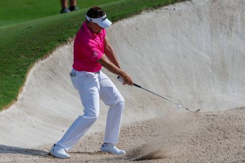 Ian Poulter of England plays from the bunker in round on the fifth hole in round 2 during the DP World Tour Championship at Jumeirah Golf Estates, Dubai, UAE on 16 November 2018. Copyright: xGrantxWinterx 21950091