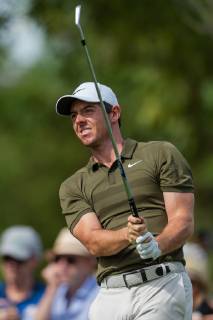Rory Mcilroy of Northern Ireland watches his shot in round 2 during the DP World Tour Championship at Jumeirah Golf Estates, Dubai, UAE on 16 November 2018. Copyright: xGrantxWinterx 21950117