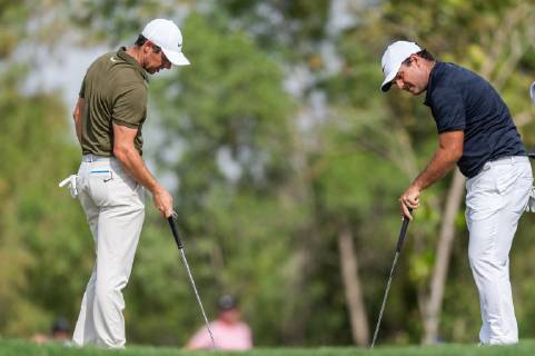 Sport Bilder des Tages Rory Mcilroy of Northern Ireland (left) and Patrick Reed of the USA (right) look at the same spot on the green in round 2 during the DP World Tour Championship at Jumeirah Golf Estates, Dubai, UAE on 16 November 2018. Copyright: xGrantxWinterx 21950125