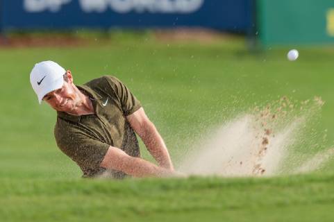 Rory Mcilroy of Northern Ireland plays from the bunker on the 18th hole in round 2 during the DP World Tour Championship at Jumeirah Golf Estates, Dubai, UAE on 16 November 2018. Copyright: xGrantxWinterx 21950127