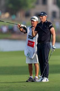 Matt Wallace of England (right) discusses options with his caddy during the DP World Tour Championship at Jumeirah Golf Estates, Dubai, UAE on 16 November 2018. Copyright: xGrantxWinterx 21950142