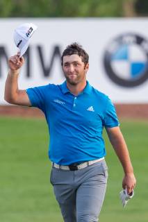 Jon Rahm of Spain acknowledges the crowd as he approaches the 18th green in round 2 during the DP World Tour Championship at Jumeirah Golf Estates, Dubai, UAE on 16 November 2018. Copyright: xGrantxWinterx 21950150
