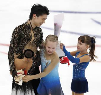 Figure skating Eiskunstlauf Hanyu at Rostelecom Cup Japanese figure skater Yuzuru Hanyu receives flowers from girls after performing his free skate at the Rostelecom Cup in Moscow on Nov. 17, 2018. 