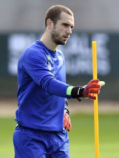 Entrenamiento del Betis. En la imagen, Pau López. Betis practice session. In this picture, Pau López.