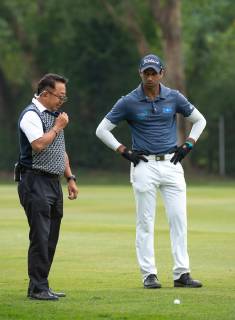November 24, 2018 - Hong Kong, Hong Kong SAR, CHINA - Honma Hong Kong Open Golf 2018 at Hong Kong Golf Club Fanling. Rai discusses his ball position with a marshall on the 11th fairway.Englishman Aaron Rai holds onto his clear lead in day 3 of the tournament. After breaking the course record in the last round Rai remains steady and clear of Englands Matthew Fitzpatrick and South Koreas Hyowon Park. Aaron Rai holds a clear lead in the Honma Hong Kong Open Golf - ZUMAr144 20181124_zap_r144_009 Copyright: xJaynexRussellx