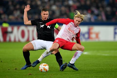 SOCCER - UEFA EL, RBS vs RB Leipzig SALZBURG,AUSTRIA,29.NOV.18 - SOCCER - UEFA Europa League, group stage, Red Bull Salzburg vs RasenBallsport Leipzig. Image shows Willi Orban (RB Leipzig) and Xaver Schlager (RBS). GEPAxpictures xFlorianxErtl