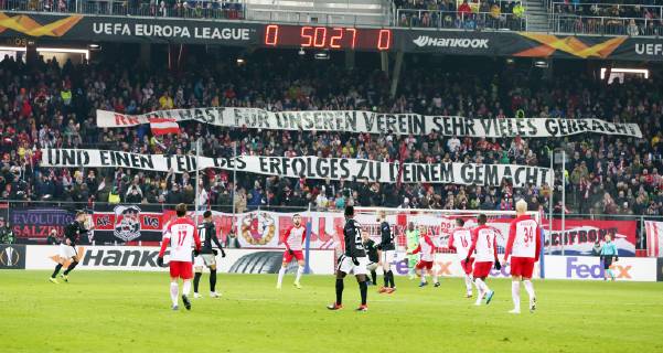 Salzburg RB Leipzig Football Euro League Salzburg 29 11 2018 Red Bull Arena Football UEFA Europa League Group B 5 Matchday FC Red Bull Salzburg vs. RB Leipzig In the picture fans of FC Salzburg with critical Ralf Rangnick RR Transparent According to UEFA specifications, it is prohibited to use or have used photos taken in the stadium and or the match in the form of sequence pictures or video-like photo sequences