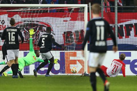 SOCCER - UEFA EL, RBS vs RB Leipzig SALZBURG,AUSTRIA,29.NOV.18 - SOCCER - UEFA Europa League, group stage, Red Bull Salzburg vs RasenBallsport Leipzig. Image shows Yvon Mvogo (RB Leipzig) and Fredrik Gulbrandsen (RBS). GEPAxpictures xMathiasxMandl