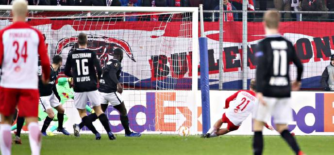 Salzburg RB Leipzig Football Euro League Salzburg 29 11 2018 Red Bull Arena Football UEFA Europa League Group B 5 Matchday FC Red Bull Salzburg vs. RB Leipzig In the picture Goal for Salzburg Scorer Fredrik Gulbrandsen r 21 Salzburg scores to 1 0 According to UEFA specifications, it is forbidden to exploit or have exploited photographs taken in the stadium and or from the match in the form of sequence images and or video-like photo sequences