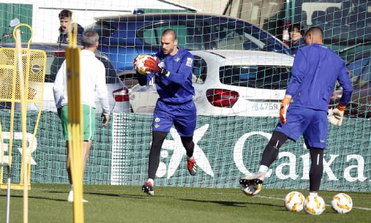 Entrenamiento del Betis. En la imagen, Pau Lopez. Betis training session. In this picture, Pau Lopez.