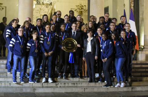 Emmanuel Macron ( president de la Republique ) - Roxana Maracineanu ( ministre des sports ) - Brigitte Macron - Equipe Feminine de Handball France - Olivier Girault ( president LNH ) - Joel Delplanque ( president FFHB ) - Olivier Krumbholz ( entraineur france handball feminine ) NEWS : Emmanuel Macron avec l Equipe Feminine de Handball - Paris - 17 12 2018 FedericoPestellini Panoramic