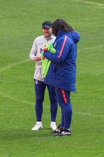 Atletico Madrid s Argentinian head coach, Diego Pablo Simeone (L), leads a team s training session at Wanda Metropolitano Stadium, in Madrid, Spain, 19 December 2018. The team prepares its upcoming Primera Division league s game against Espanyol on 22 December 2018 at Wanda Metropolitano. Atletico Madrid training session !ACHTUNG: NUR REDAKTIONELLE NUTZUNG!  Copyright: xRodrigoxJimenezx GRAF9700 20181219-636808245909645563