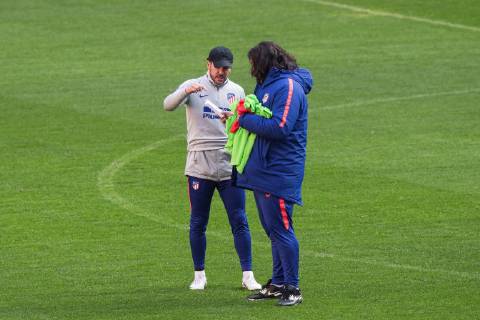 Atletico Madrid s Argentinian head coach, Diego Pablo Simeone (L), leads a team s training session at Wanda Metropolitano Stadium, in Madrid, Spain, 19 December 2018. The team prepares its upcoming Primera Division league s game against Espanyol on 22 December 2018 at Wanda Metropolitano. Atletico Madrid training session !ACHTUNG: NUR REDAKTIONELLE NUTZUNG!  Copyright: xRodrigoxJimenezx GRAF9699 20181219-636808245917009036