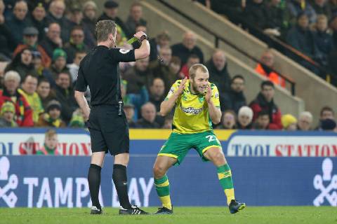 Norwich City v Nottingham Forest Sky Bet Championship Teemu Pukki of Norwich gets a yellow card from Referee John Brooks during the Sky Bet Championship match at Carrow Road, Norwich Content Not Available For UK Newspapers Copyright: xPaulxChestertonx FIL-12733-0082