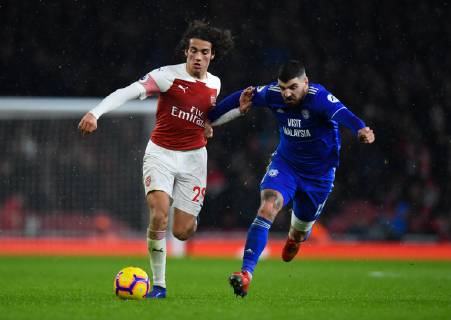 Football - 2018 2019 Premier League - Arsenal vs. Cardiff City Arsenal s Matteo Guendouzi holds off the challenge from Cardiff City s Callum Paterson, at The Emirates. COLORSPORT ASHLEY WESTERN